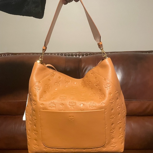 Authentic Cognac Debossed with the MCM emblem and made of supple leather - Picture 4 of 11